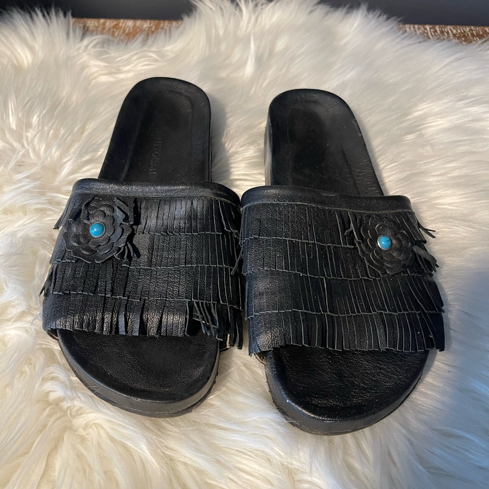 👻🎃CLEARANCE🎃👻 Manitobah fringe sandals